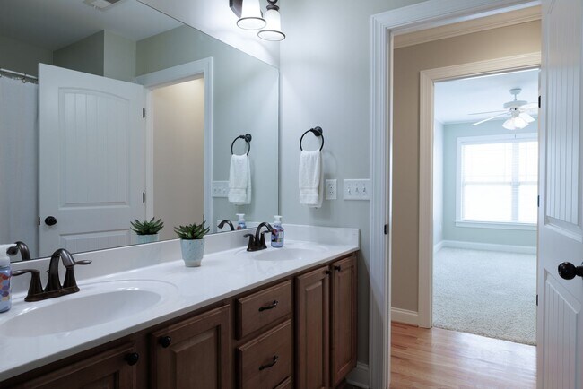Building Photo - Beautiful home in Charleston walk community!