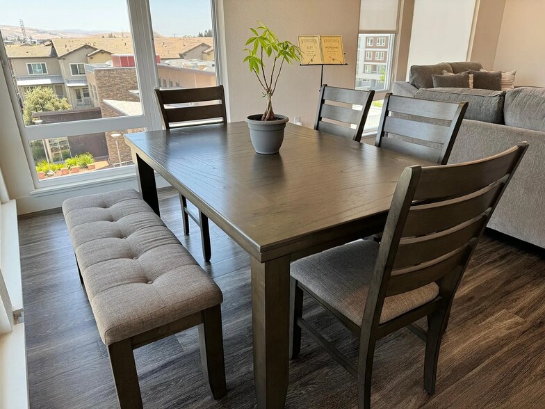 Building Photo - 5925 Charlotte Dr