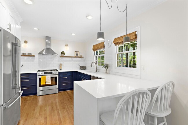 Building Photo - Fully Furnished Home, Short Term Leases Op...