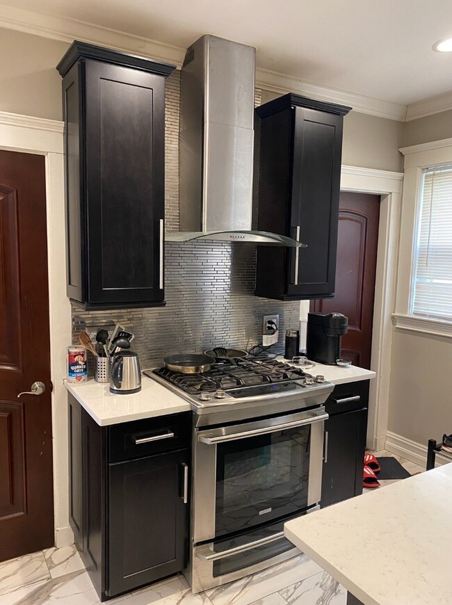Building Photo - 2 MONTHS FREE! NO FEE! LUXURY APT w. Laundry in Unit.  2 Parking Spots Inc.  Pet Friendly!