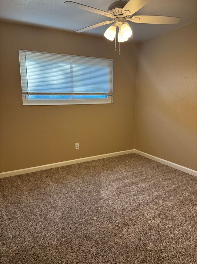 Building Photo - Great home in an established neighborhood