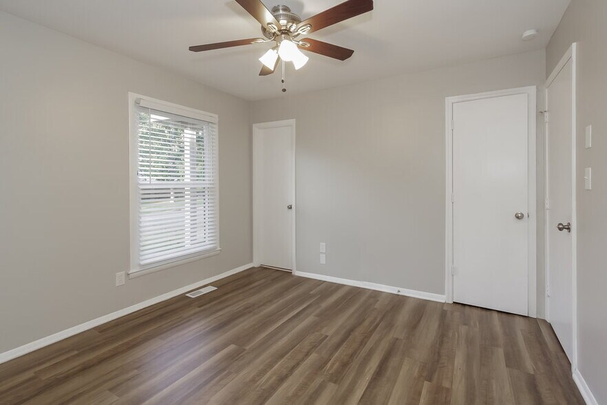 Building Photo - 624 Dobson Dr