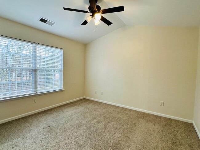 Building Photo - Three Bedroom Townhome Close to Everything
