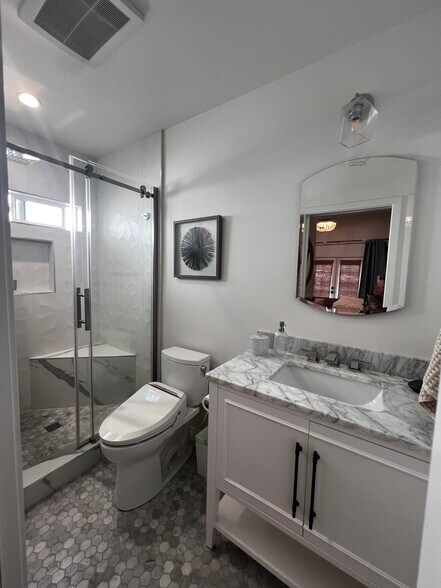 Primary suite bathroom - 532 W 40th St