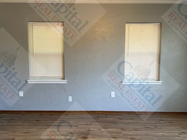 Building Photo - Charming 2 Bedroom