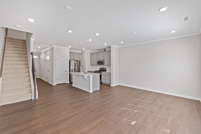 Building Photo - 130 Paramount Dr