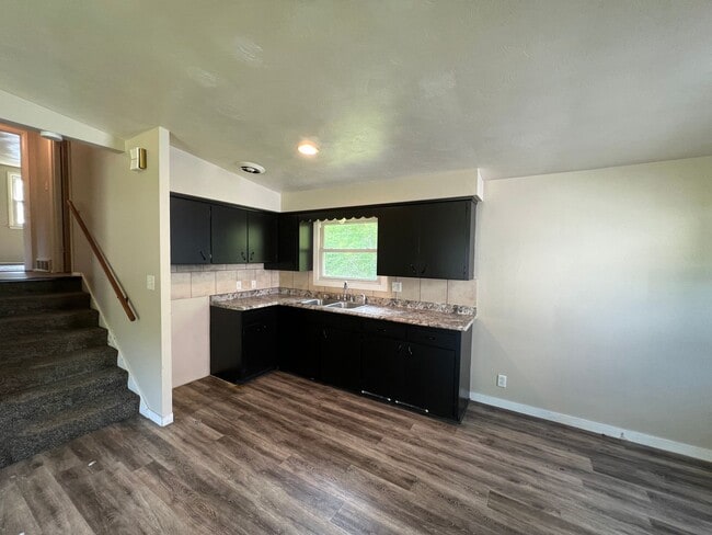 Building Photo - Nice 3 bedroom bi level with garage
