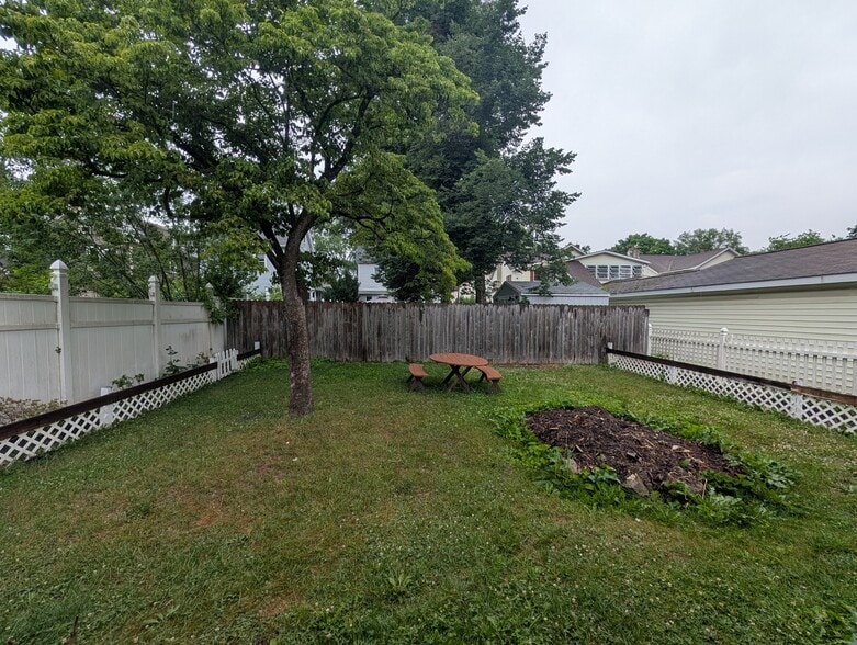 Building Photo - 614 Robeson St