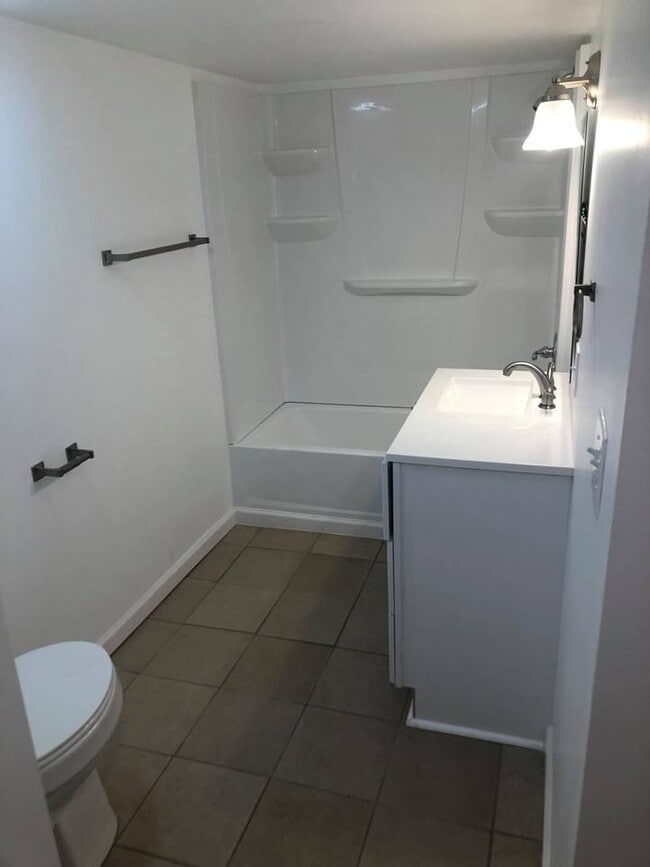 Building Photo - 2-602 Locust Ave