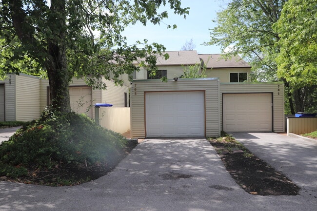 Building Photo - 703 Idlewood Ln