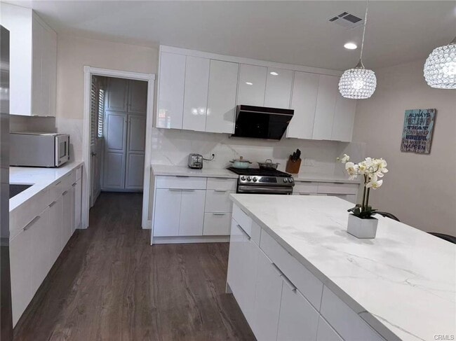 Building Photo - 113 N Doheny Dr