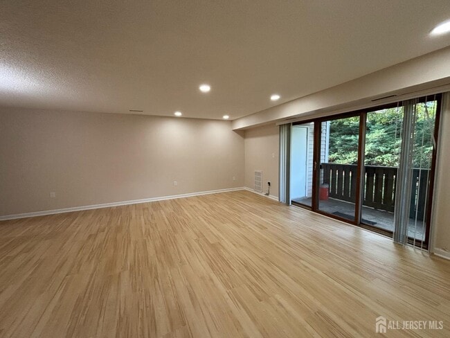Building Photo - 215 Aspen Dr