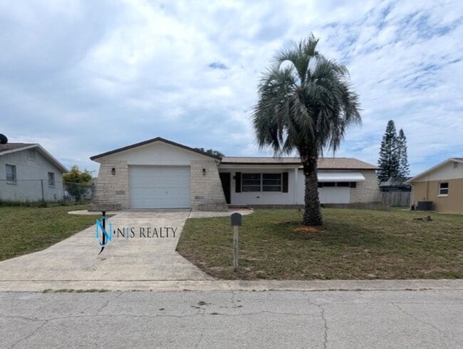Building Photo - Large open 2/2/1 1378 Sq. Ft. with freshly...