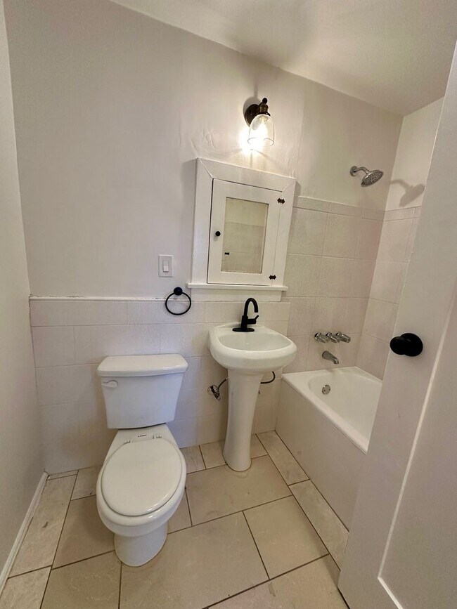 Building Photo - Nestled in the vibrant heart of Los Angeles, CA. This 2 Bedroom 2 Bath Won't Last Long!