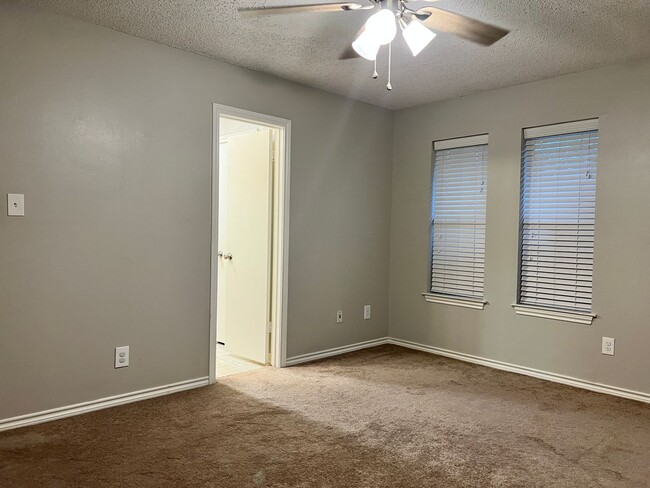 Building Photo - 411 Hickory Rd