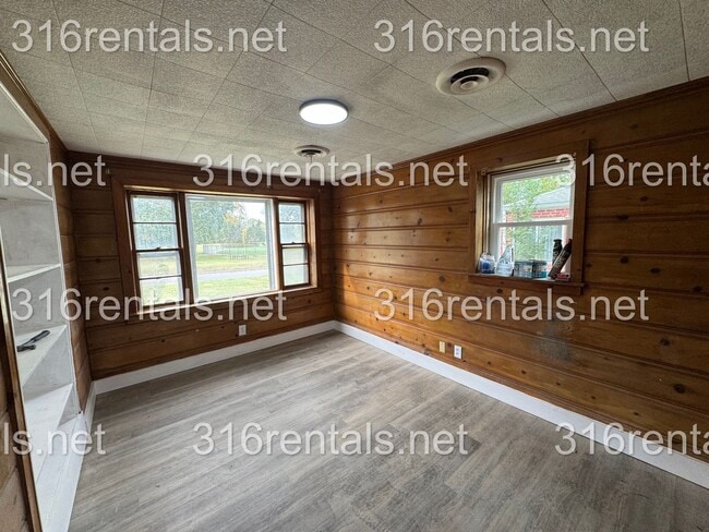 Building Photo - $999 - 3 bed 1 bath - newly remodeled - Si...