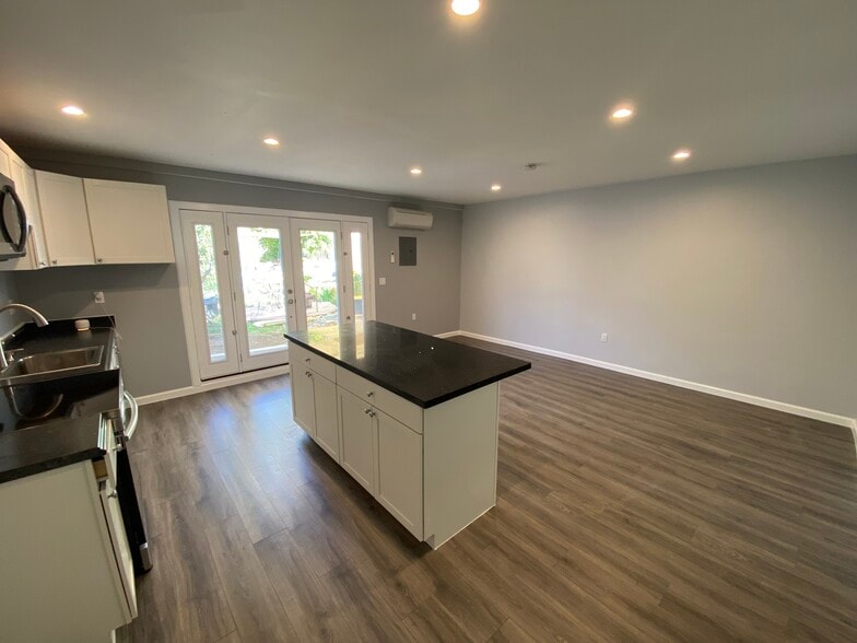 Living room/Kitchen/Dining room - 433 S Fairview St