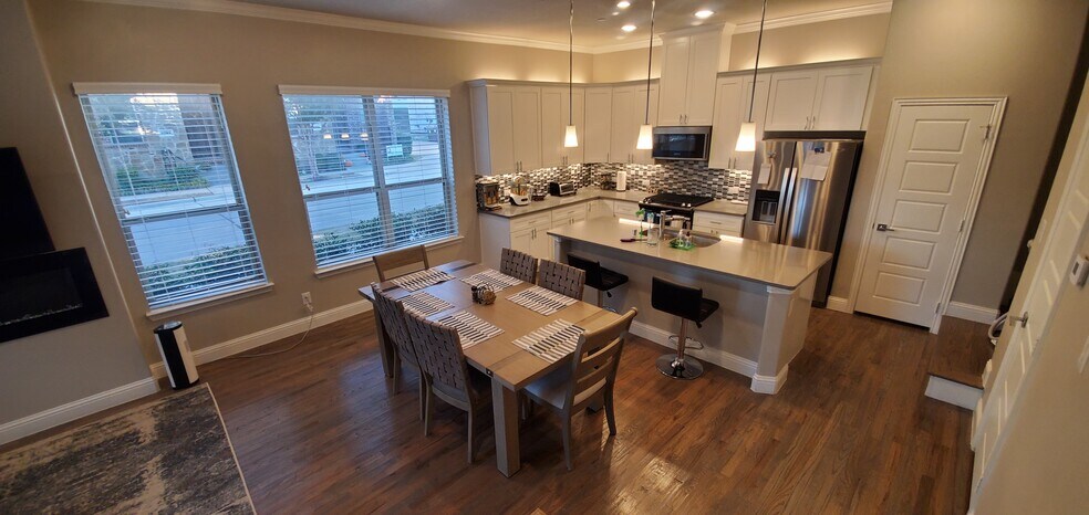 1st floor - 4428 Dexter Ln