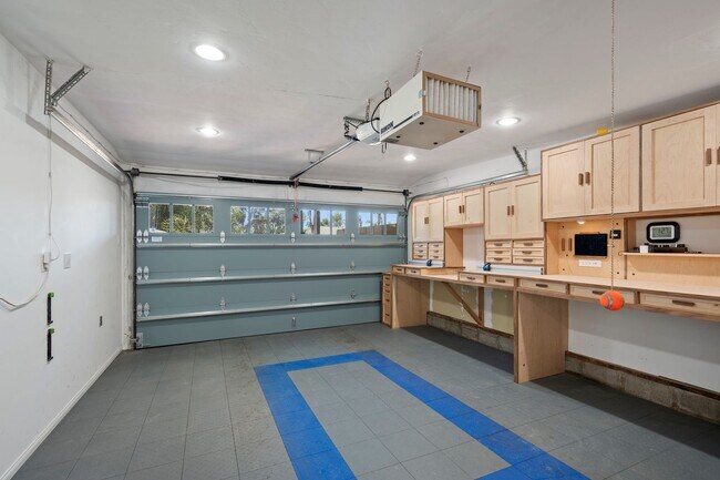 Building Photo - Kensington Exceptional Location 4Bed 3.5 Bath Private Gated Spanish Estate like property