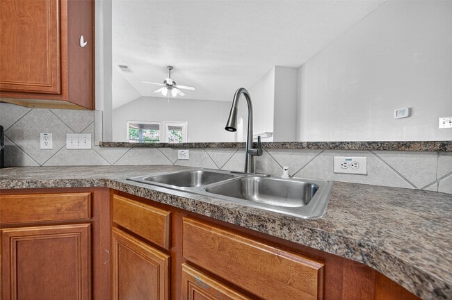 Building Photo - 6927 Great Oaks Shadow Dr