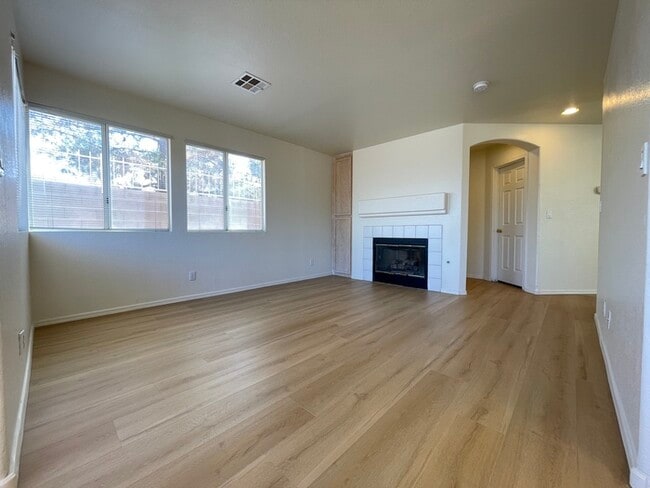 Building Photo - To schedule a viewing, call Wally Fellman ...