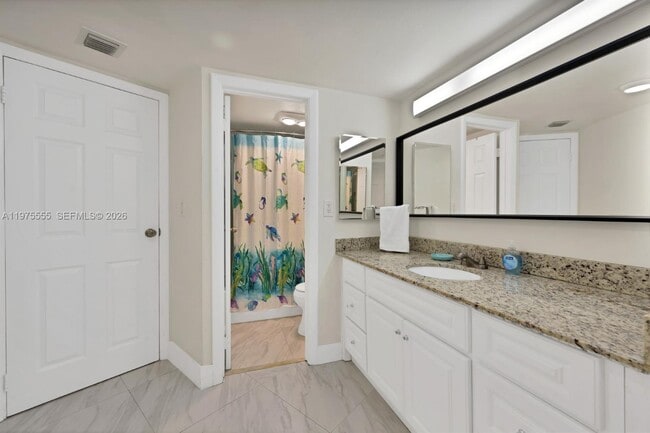 Building Photo - 3101 N Country Club Dr