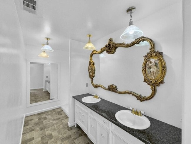 Building Photo - Spacious 4-Bedroom Home with Stunning Hill...