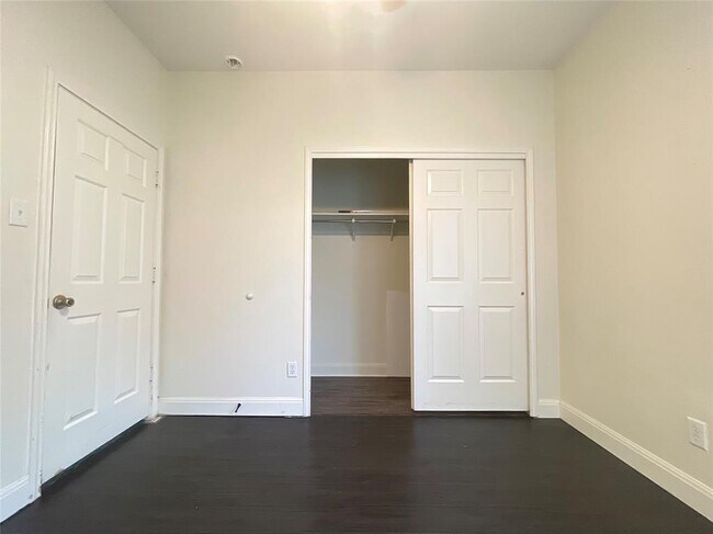 Building Photo - 4412 Woodstock Dr