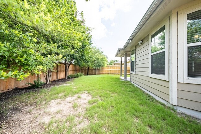 Building Photo - Beautiful & Convenient 3 Bedroom, 2 Bath H...