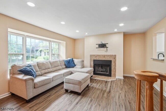 Building Photo - 4 Tow Path Cres