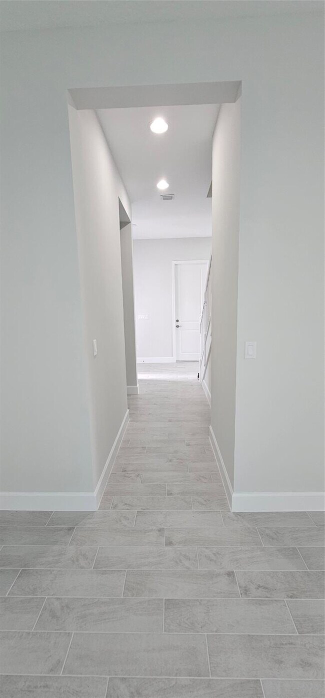 Building Photo - 5461 Empire Dr