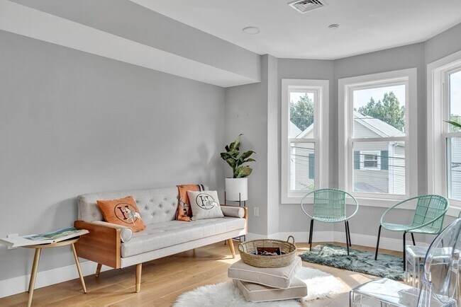 Building Photo - 19 Plymouth St