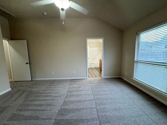 Building Photo - One-story brick home in popular Stoneridge Subdivision!