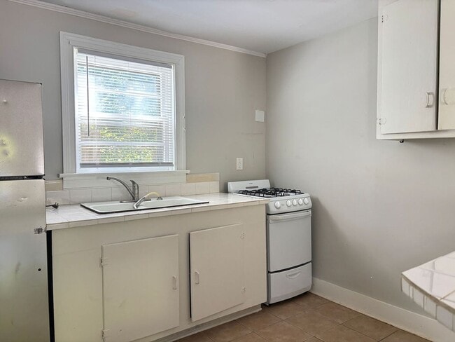 Building Photo - Available now. WATER & SEWER INCLUDED! Gre...
