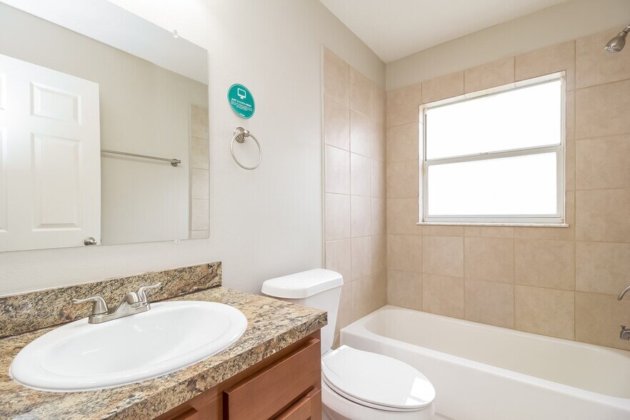 Building Photo - 948 Delfino Pl