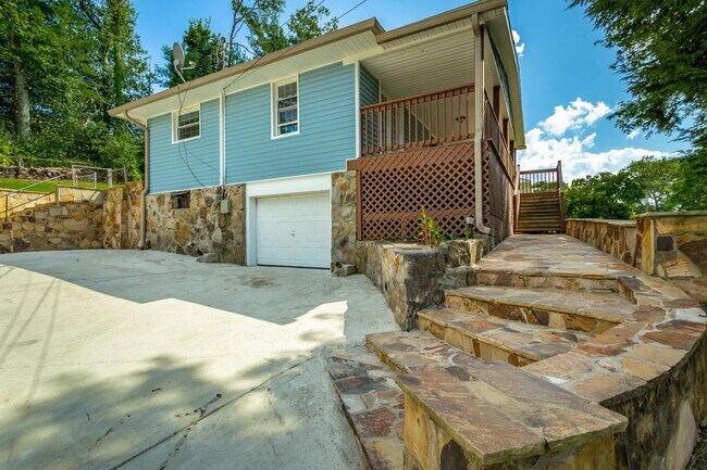 Building Photo - Charming Family Haven: 3 Bedroom Gem with ...