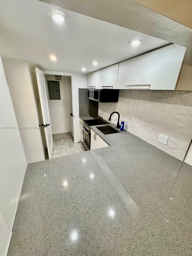 Building Photo - 747 SE 1st Way