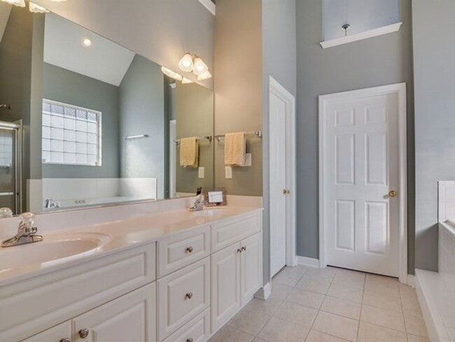 Building Photo - 5 bedroom, 3.5 bathroom home with pool in ...