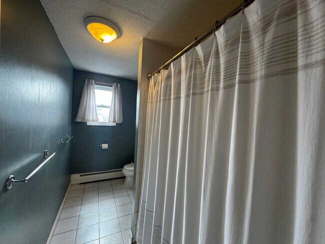 Building Photo - 2 Bed 1 Bath