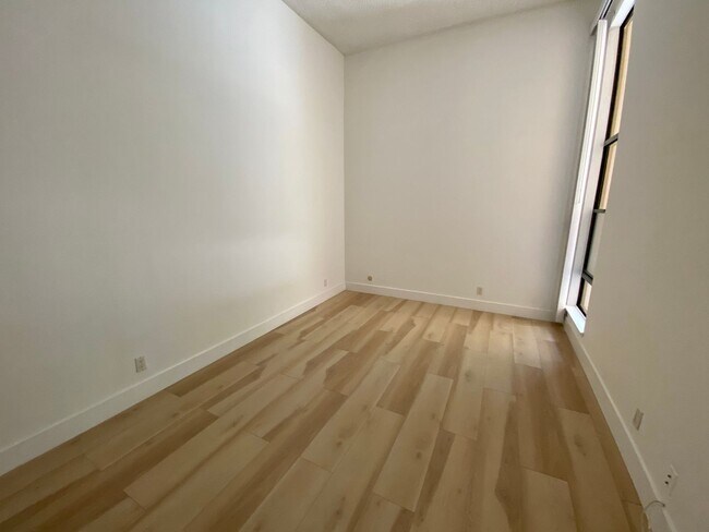 Building Photo - 310 N Civic Dr