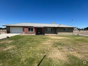 Building Photo - Country living and space!