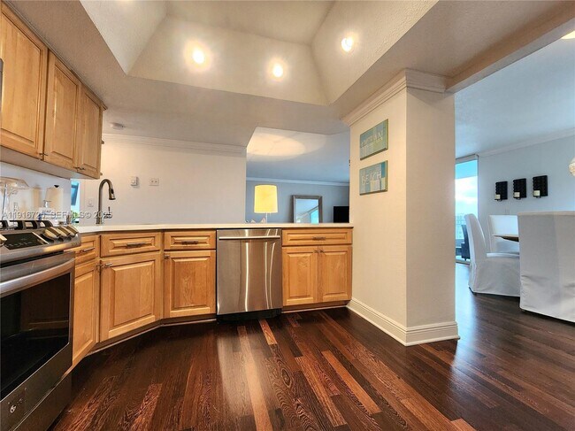 Building Photo - 2030 S Ocean Dr