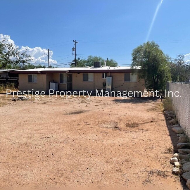 Building Photo - Check out this adorable 3 bedroom house!!