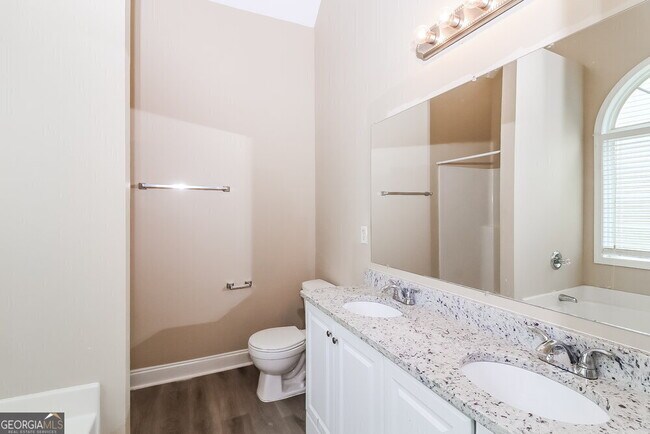 Building Photo - 4560 Ferncrest Pl