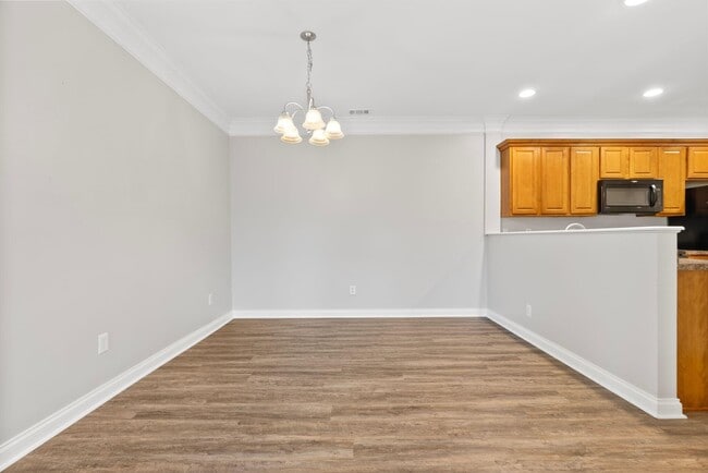 Building Photo - 585 Regency Cir