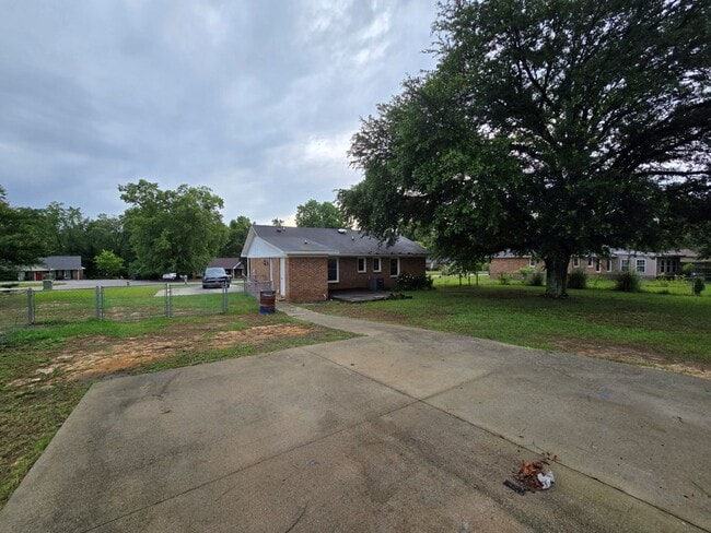 Building Photo - 805 Club Ln