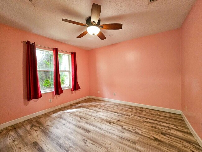 Building Photo - Waterfront Pool Home in Desirable Sunset Lakes