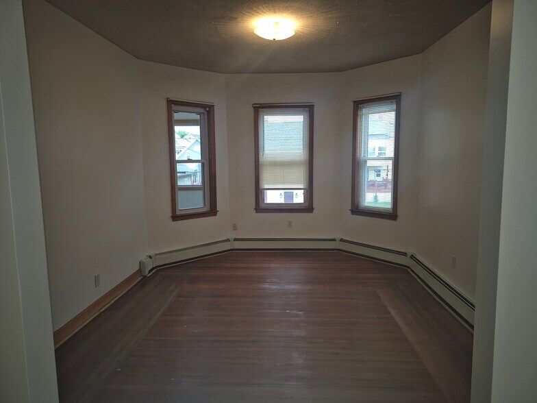 Building Photo - 105 3rd St