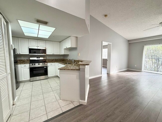 Building Photo - 1100 Crestwood Ct S