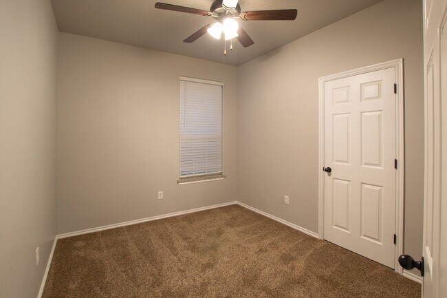 Building Photo - 3-Bed, 2-Bath Duplex with Waterway Views -...